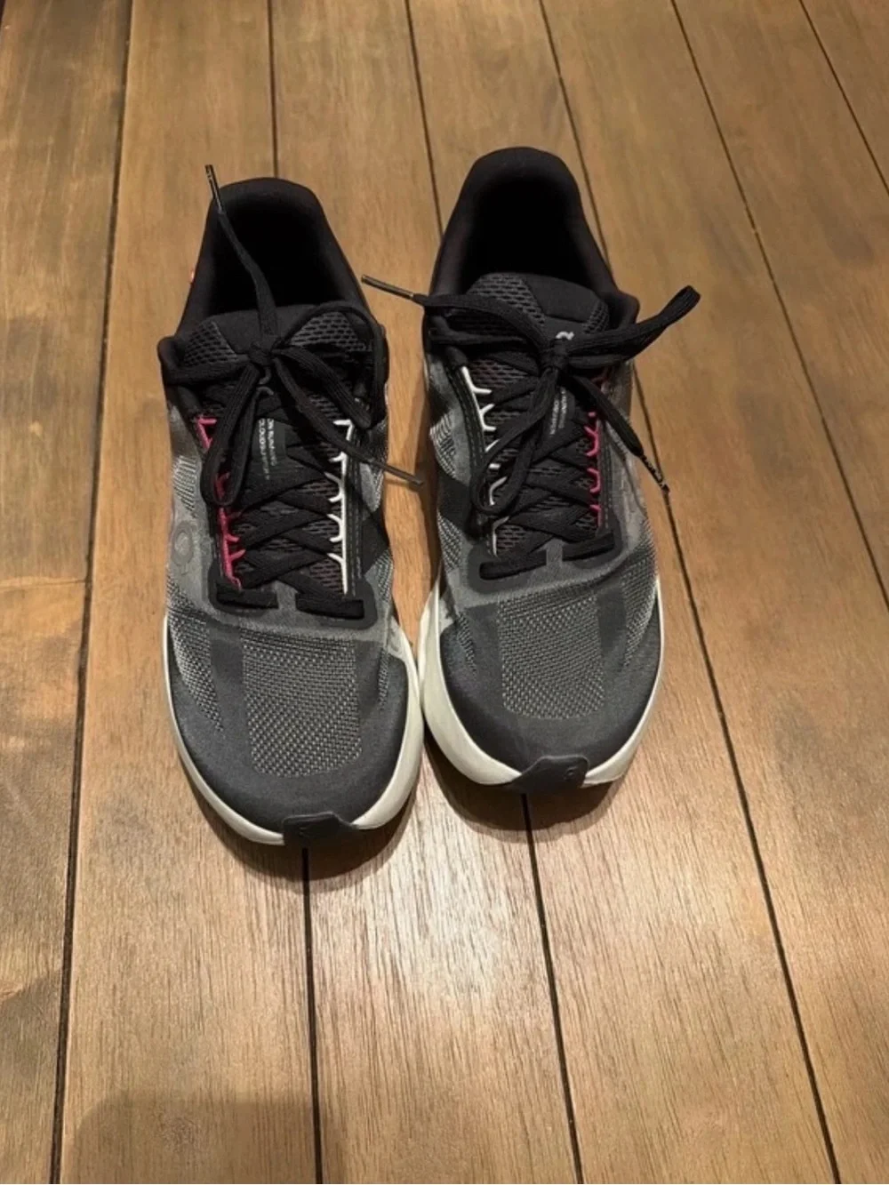 On Cloudsurfer running shoes W8.5